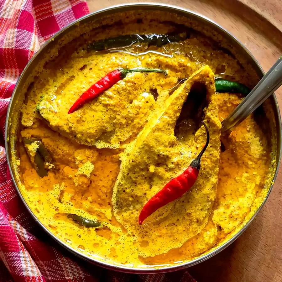Hilsa steamed in mustard with red chillies