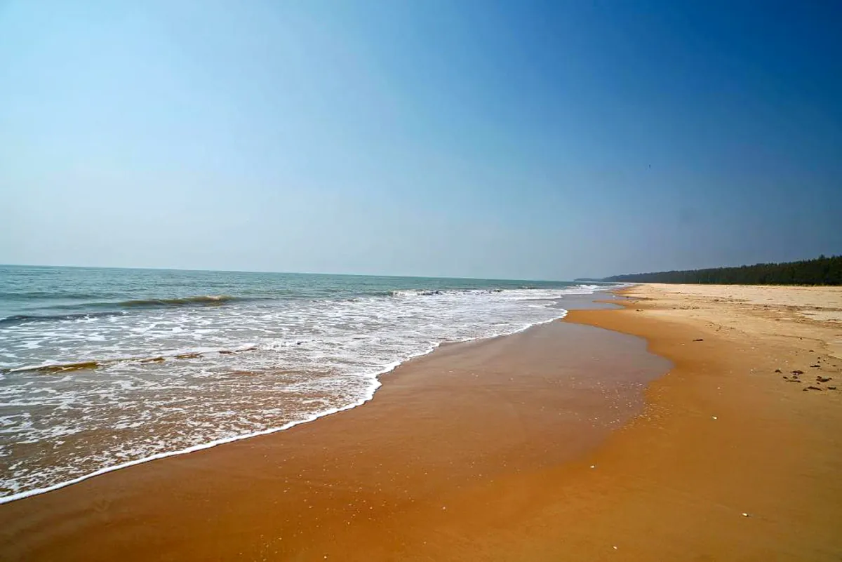 Wide shot of Bagda beach in golden morning light